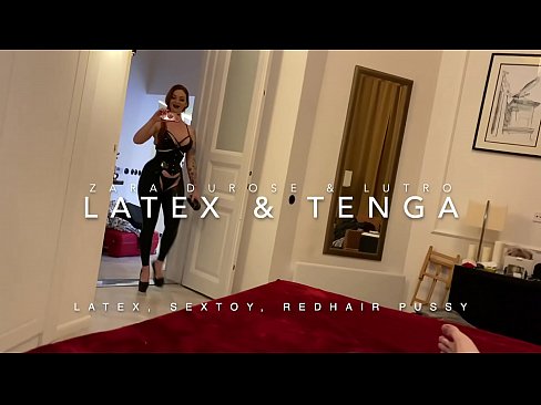 ❤️ Ngoanana e monyane ea nang le hlooho e khubelu ea apereng seaparo sa latex se kentsoeng ke ntate oa bobeli ☑ ﹏