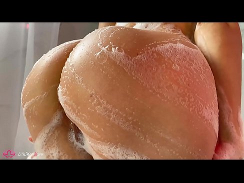 ❤️ Brunette o ipholla litho tsa botona kapa botšehali ho li khotsofatsa Pussy e nang le Vibrator ho ea ho Intense Orgasm in Shower ☑ ﹏